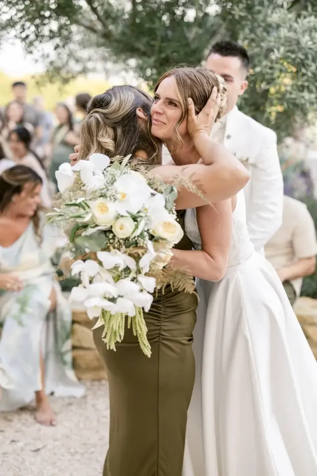Mariée serrant une amie dans ses bras après la cérémonie, mariage intime en Provence