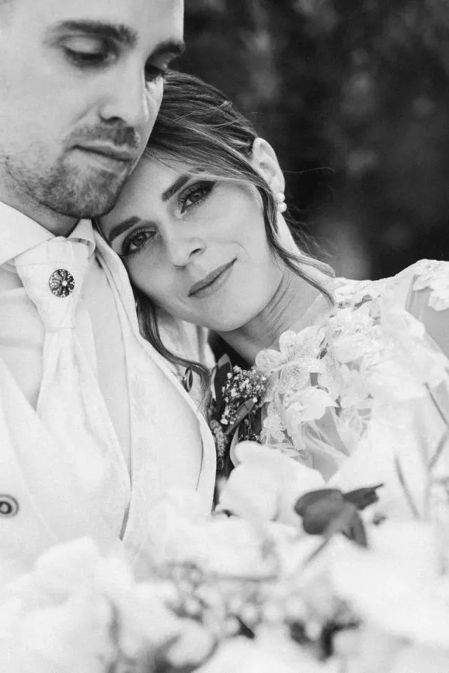 Mariés enlacés en noir et blanc, portrait intime lors d'un quiet wedding en Provence