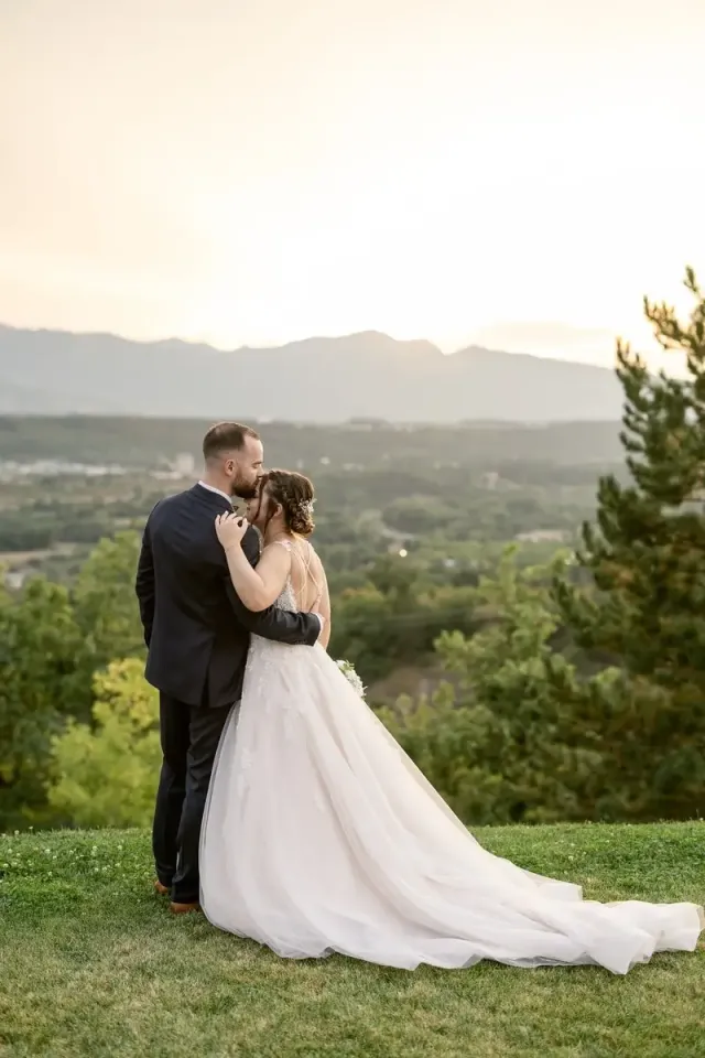 Couple face au paysage à l'heure dorée, quiet wedding en Provence