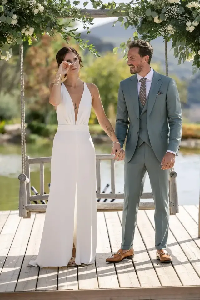 Quiet wedding en Provence, mariée en combinaison et marié en costume bleu gris sur une terrasse en bois