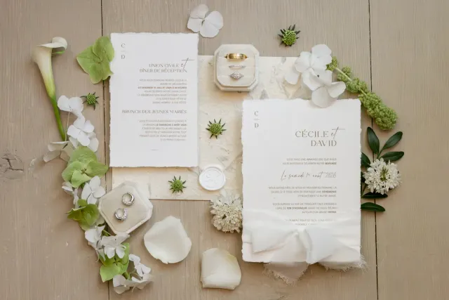 Papeterie du mariage de Cécile et David sur papier coton, fleurs blanches et feuillage vert